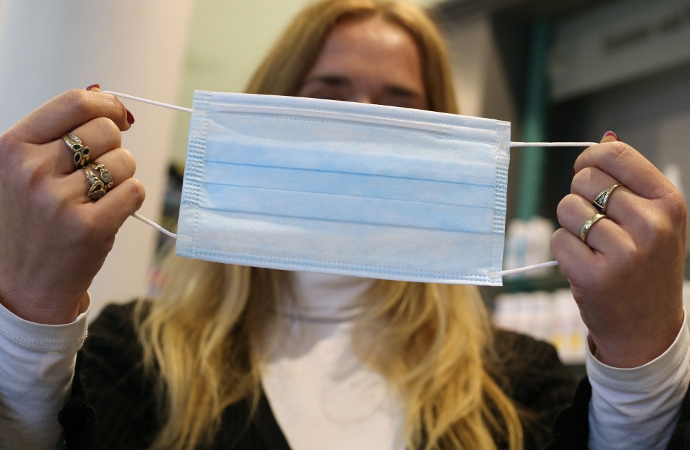 An employee shows a protective face mask on January 28, 2020 at a pharmacy in Kaufbeuren, southern Germany. - Germany OUT / AFP / dpa / Karl-Josef Hildenbrand
 