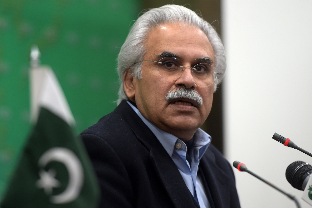 Doctor Zafar Mirza, special assistant to Pakistan Prime Minister on health, briefs media representatives on the novel coronavirus, a virus similar to the SARS pathogen, in Islamabad on January 29, 2020. A virus similar to the SARS pathogen has claimed 106
