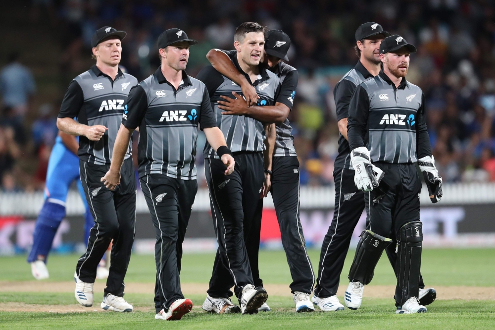 New Zealand’s Hamish Bennett (C) celebrates the wicket of India’s Rohit Sharma during the third Twenty20 cricket match between New Zealand and India at Seddon Park in Hamilton on January 29, 2020. / AFP / MICHAEL BRADLEY 