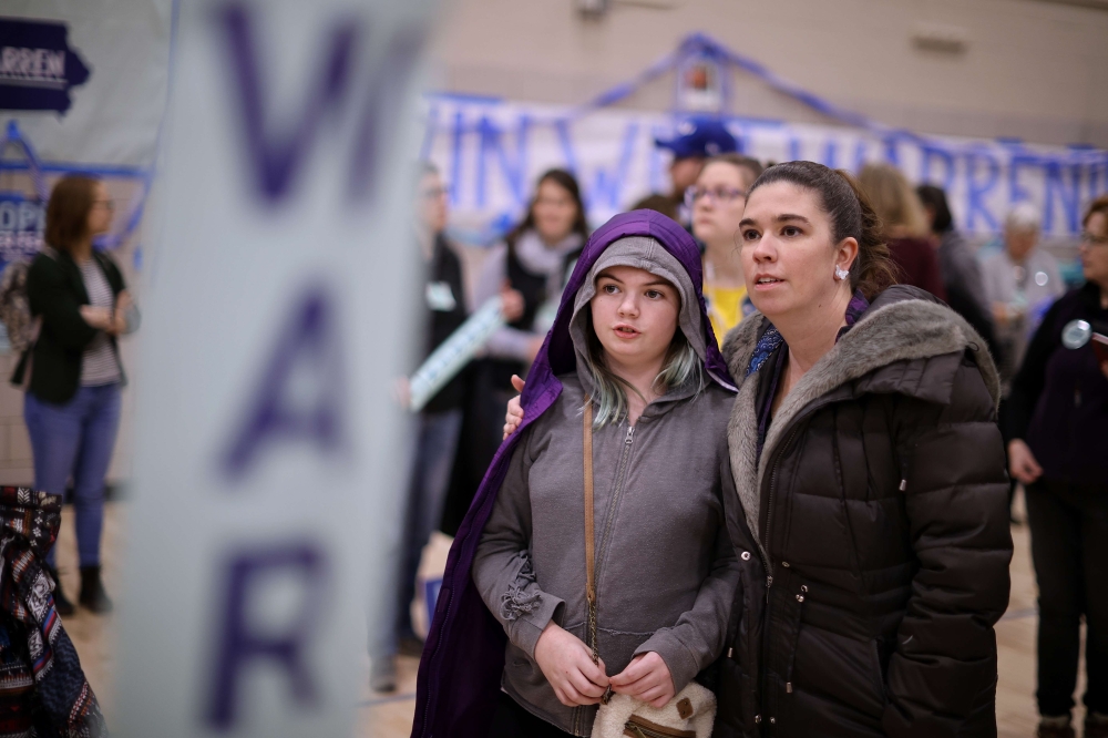 Supporters of Democratic presidential candidate Sen. Elizabeth Warren (D-MA) prepare to caucus for her in the gymnasium at Roosevelt High School February 03, 2020 in Des Moines, Iowa. Chip Somodevilla/Getty Images/AFP