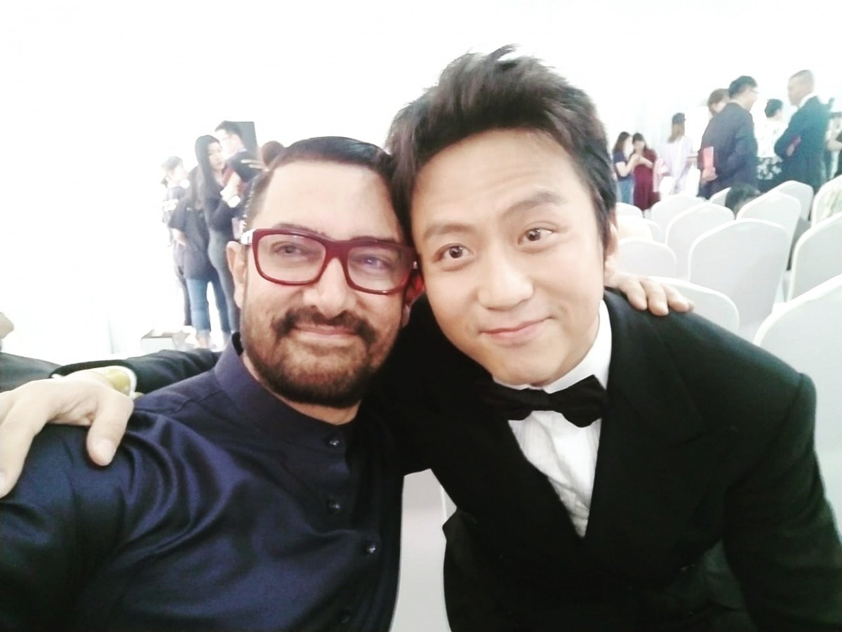 Aamir Khan with Chinese superstar Deng Chao. Source: Twitter 