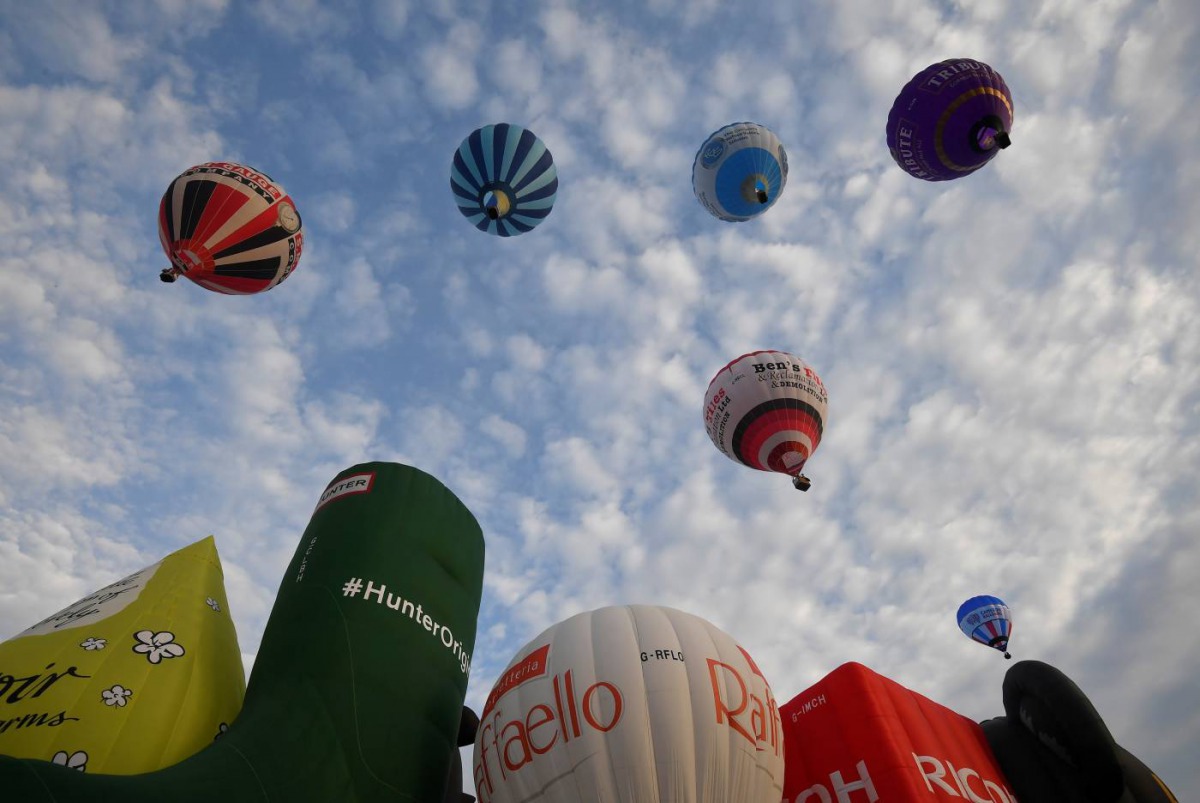 Balloons launch during a mass take off at the annual Bristol hot air balloon festival in Bristol, Britain, August 8, 2019. Reuters/Toby Melville. 