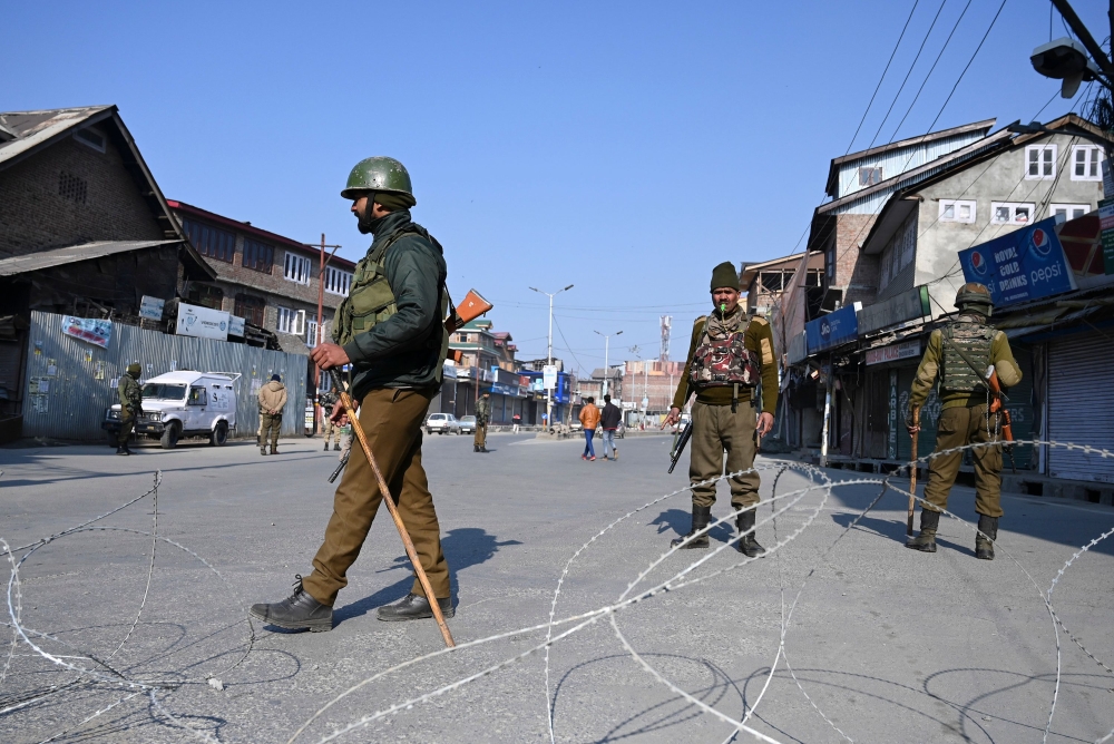 Indian paramilitary trooper stands guard at a checkpoint during a one-day strike called by Jammu and Kashmir Libration Front (JKLF) on February 9, 2020. AFP / TAUSEEF MUSTAFA