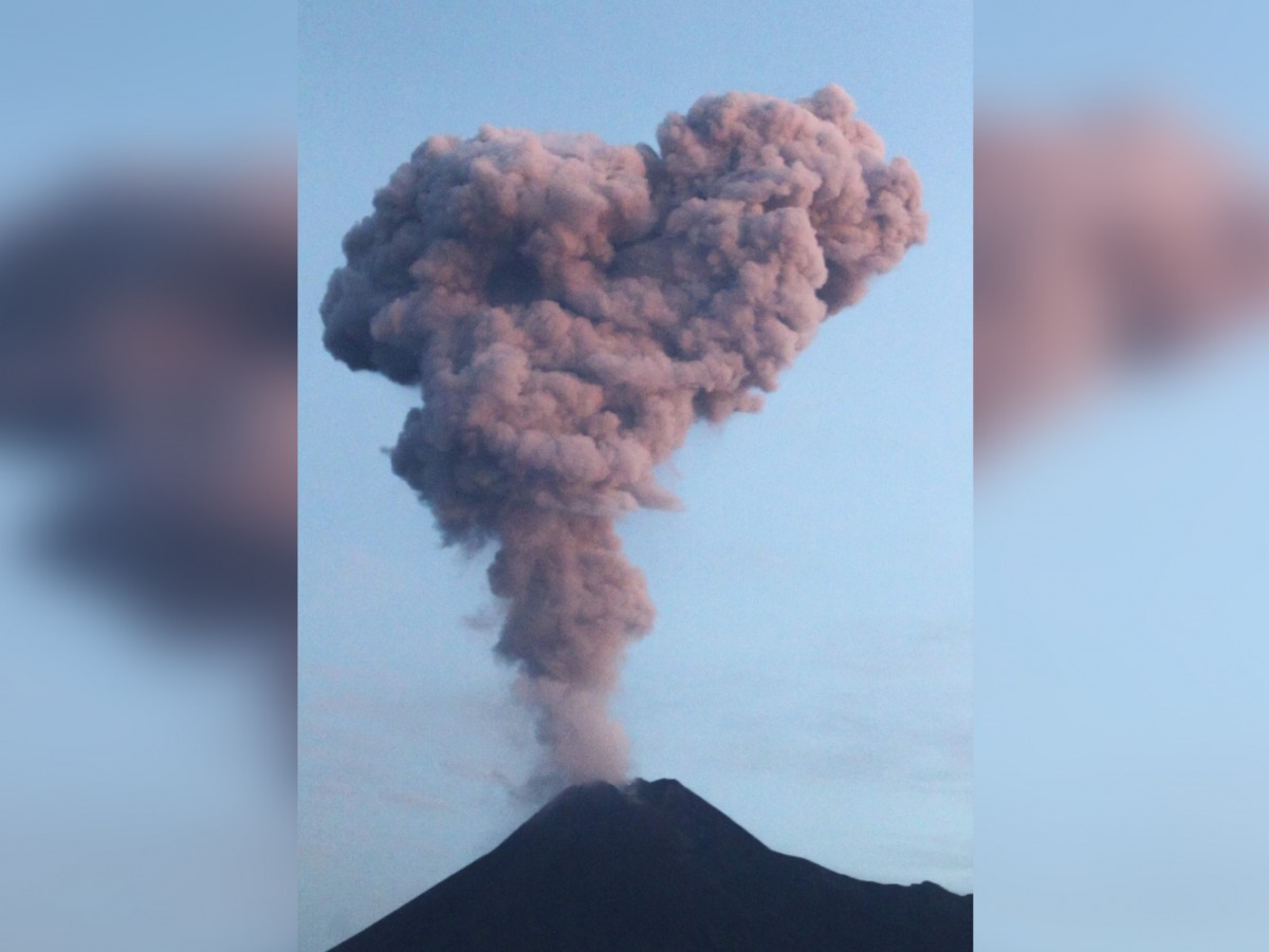 Two kilometers ashes spew from Mount Merapi mount during an eruption as seen from Yogyakarta on February 13, 2020. AFP / RANTO KRESEK