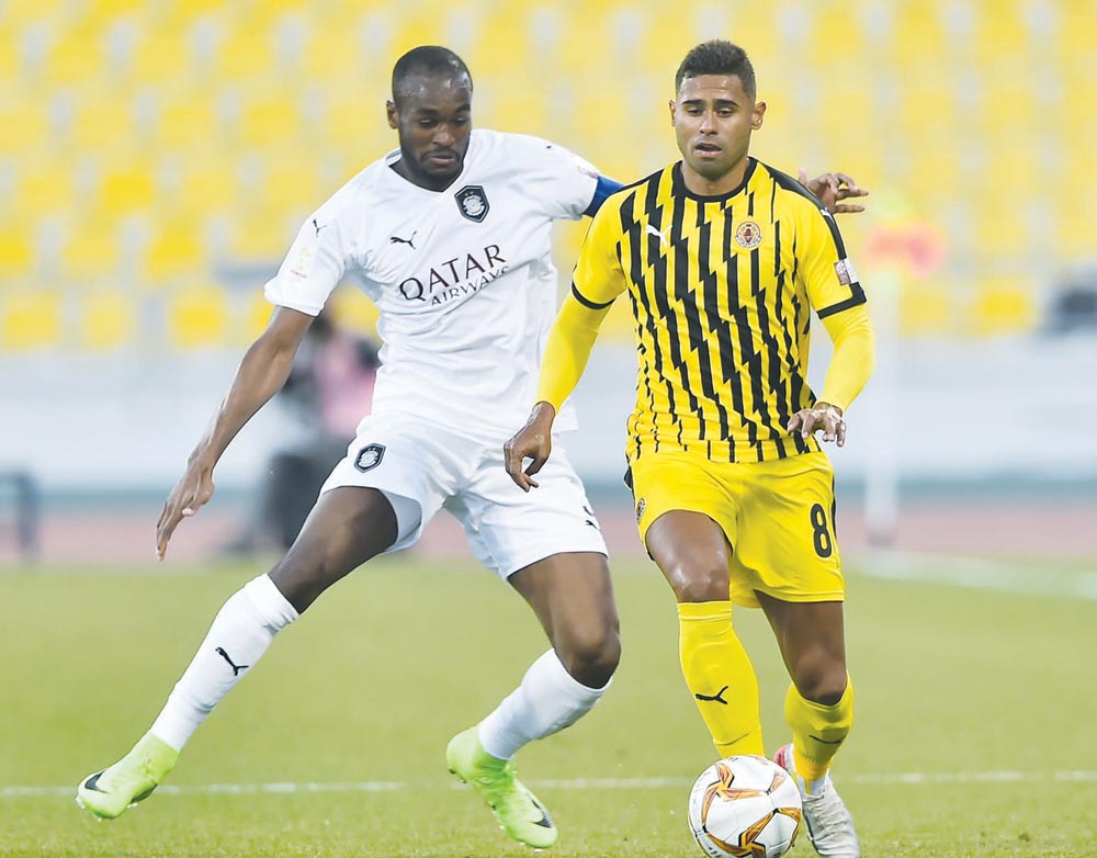Al Sadd's Abdulkarim Hassan (left) and a player of Qatar SC vie for ball possession during the Ooredoo Cup at the Qatar SC Stadium yesterday.
