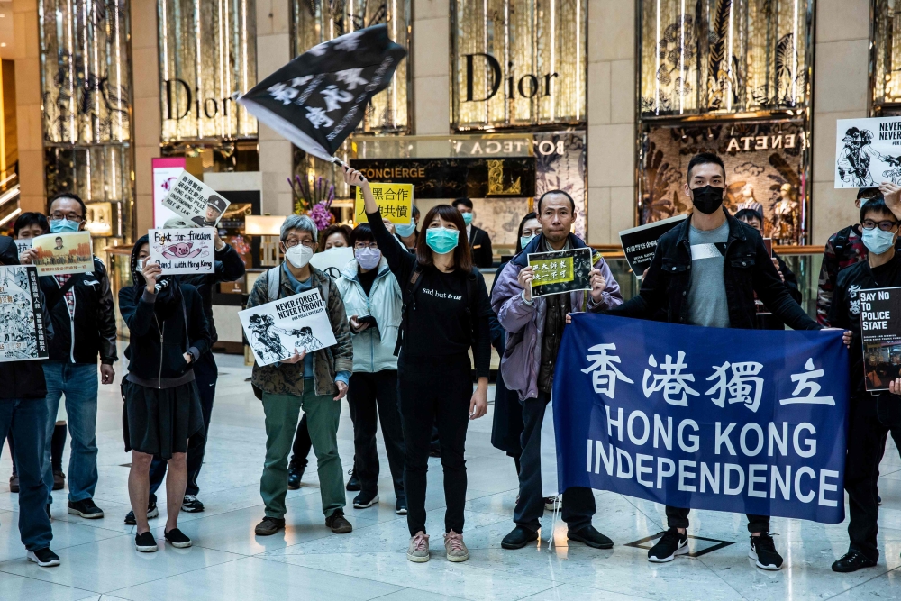 Office workers and protesters gather during a pro-democracy demonstration in a mall in the central district of Hong Kong on February 21, 2020. / AFP / ISAAC LAWRENCE 