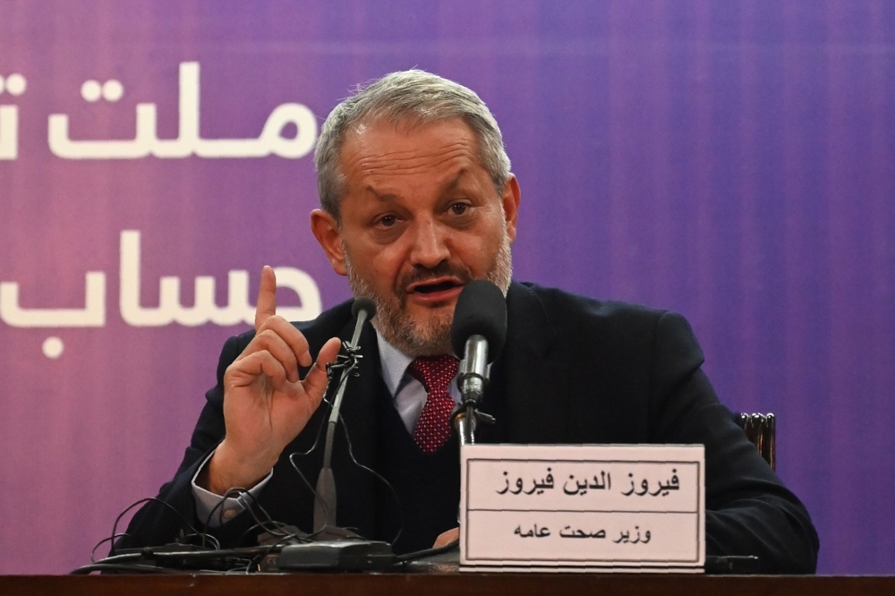 Afghanistan's Health Minister Ferozuddin Feroz gestures as he speaks during a press conference in Kabul on February 24, 2020./ AFP / WAKIL KOHSAR 