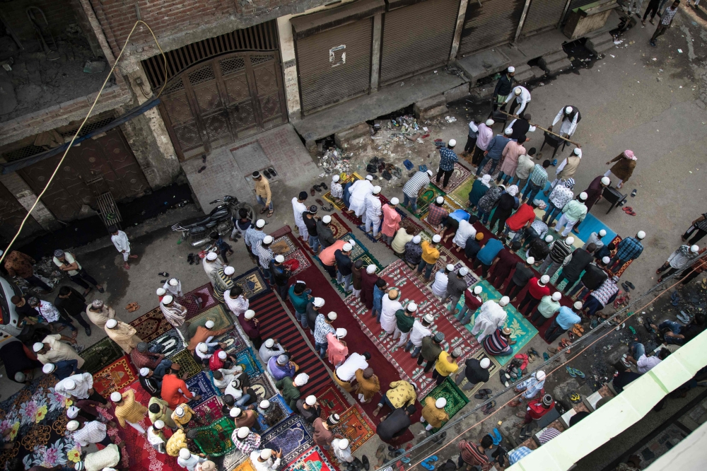 Muslim devotees offer Friday prayers outside a mosque following sectarian riots over India's new citizenship law, at Chand Bagh area in New Delhi on February 28, 2020. AFP / Xavier Galiana 
 