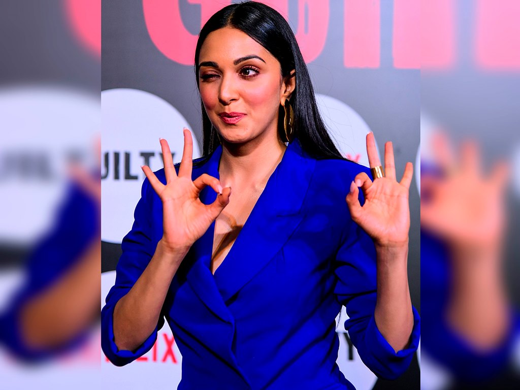 In this picture taken on March 4, 2020, Bollywood actress Kiara Advani poses for photographs as she attends the Netflix Web Series Special Screening of 'Guilty' in Mumbai. / AFP / Sujit Jaiswal