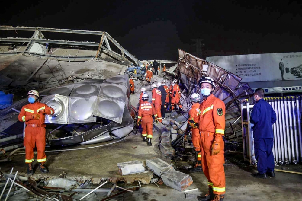 Rescuers work in the rubble of a collapsed hotel in Quanzhou, in China's eastern Fujian province on March 7, 2020. Around 70 people were trapped after the Xinjia Hotel collapsed on March 7 evening, officials said. / AFP / STR