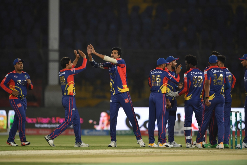  Karachi Kings Umaid Asif (C) celebrates the wicket of Rizwan Hussain during the T20 cricket match between Karachi Kings and Islamabad United at the National Cricket Stadium in Karachi on March 14, 2020. / AFP / Asif HASSAN