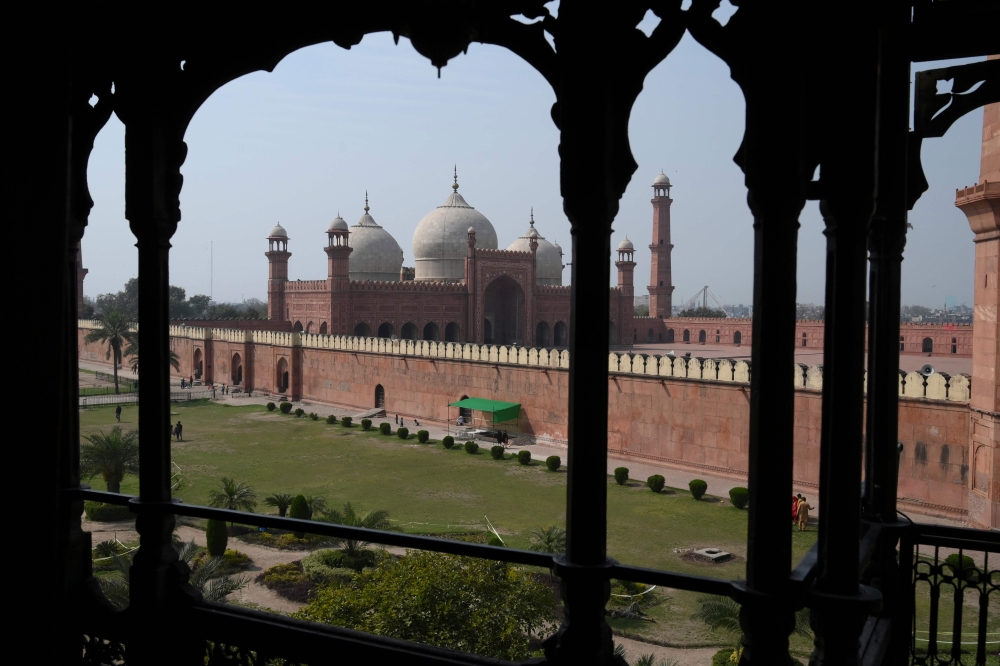General view of the deserted Badshahi Mosque closed amid concerns over the spread of the COVID-19 novel coronavirus, in Lahore on March 16, 2020. / AFP / ARIF ALI
