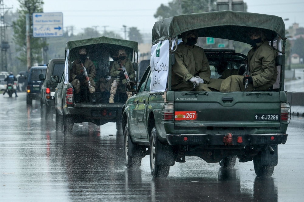 Army personnel patrol on a road during a government-imposed lockdown as a preventive measure against the COVID-19 coronavirus, in Rawalpindi on March 24, 2020. / AFP / Aamir QURESHI
