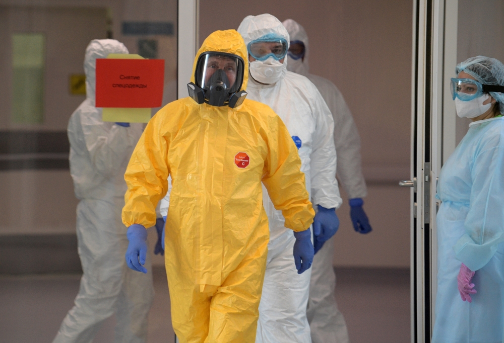 Russian President Vladimir Putin wearing protective gear visits a hospital where patients infected with the COVID-19 novel coronavirus are being treated in the settlement of Kommunarka in Moscow on March 24, 2020. / AFP / Alexey DRUZHININ