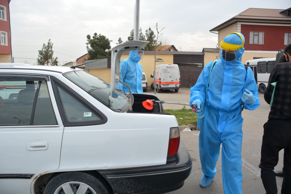 Units disinfect a vehicle in the Uzbek capital Tashkent at a checkpoint, built to control vehicles within the measures taken against the coronavirus (Covid-19) pandemic on March 24, 2020.  Bahtiyar Abdülkerimov - Anadolu
