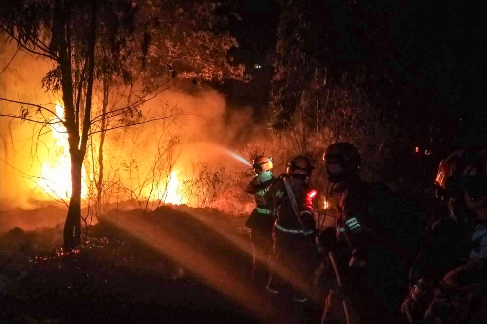 Firefighters battle a forest blaze in Xichang in China's southwestern Sichuan province early on March 31, 2020. / AFP / STR