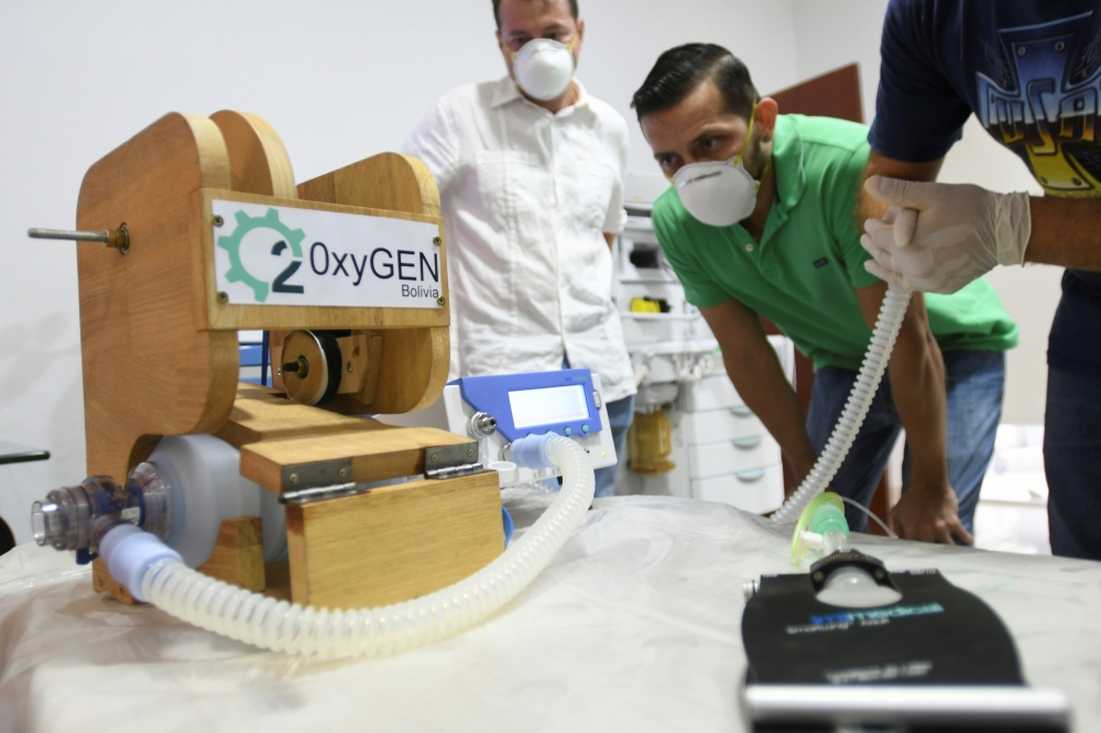 Volunteers work on manufacturing ventilators for use during the coronavirus disease (COVID-19) outbreak, in Santa Cruz, Bolivia March 26, 2020. REUTERS/Rodrigo Urzagasti

