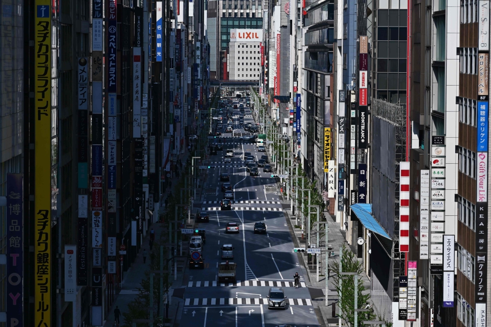 Motorists commute on a street in the Ginza district in Tokyo on April 8, 2020. / AFP / CHARLY TRIBALLEAU
