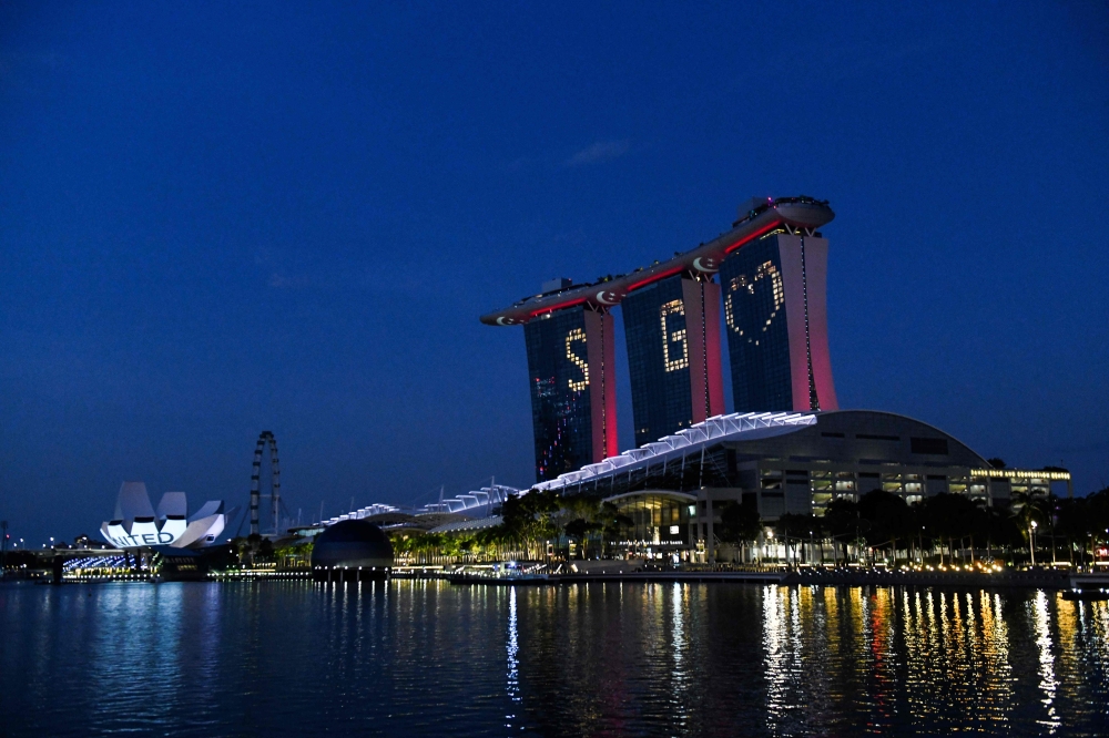 :The letters and symbol SG Love, lights the facade of Marina Bay Sands as message of hope amid the nation’s fight against COVID-19 coronavirus in Singapore on April 10 , 2020. / AFP / ROSLAN RAHMAN
