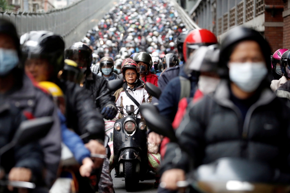 Commuters wear face masks to protect themselves from the coronavirus disease (COVID-19) spread during morning rush hour traffic in TAIPEI, Taiwan April 8, 2020. REUTERS/Ann Wang 