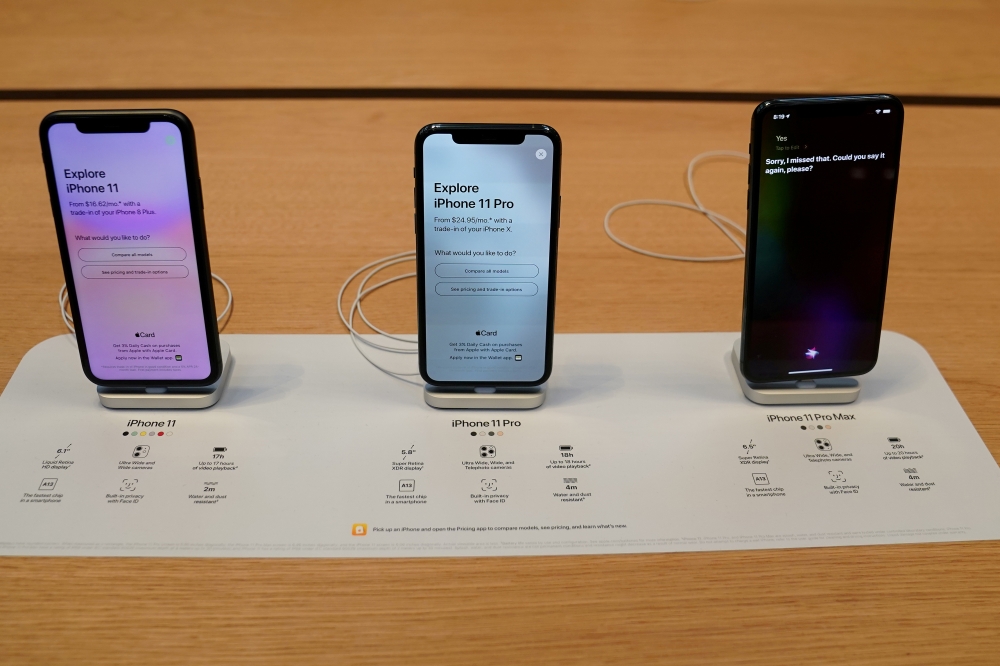 FILE PHOTO: Apple iPhone 11's are pictured inside of the Apple Store on Fifth Ave in the Manhattan borough of New York, New York, U.S., September 20, 2019. REUTERS/Carlo Allegri/File Photo

