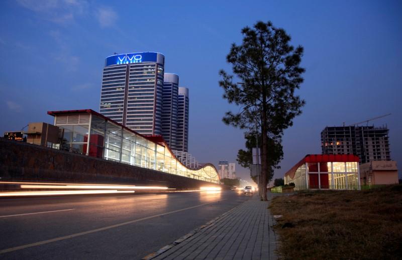 FILE PHOTO: Vehicles run past the Centaurus mall in Islamabad, Pakistan November 23, 2017. REUTERS/Faisal Mahmood