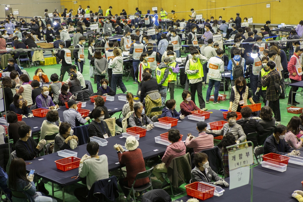 Seoul, SOUTH KOREA - APRIL 15: Election officials count ballots at a polling station during the 21st General Election amid the coronavirus outbreak in seoul, South Korea on April 15, 2020. ( Jong Hyun Kim - Anadolu Agency )
