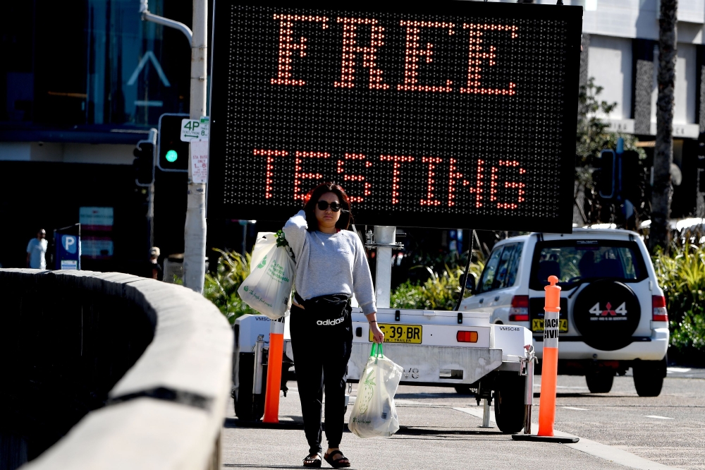 An electronic screen advertises free COVID-19 testing being offered at Bondi Beach in Sydney on April 22, 2020. Sydney's Bondi Beach remained closed as authorities increased testing to deal with the coronavirus pandemic. / AFP / Saeed KHAN
