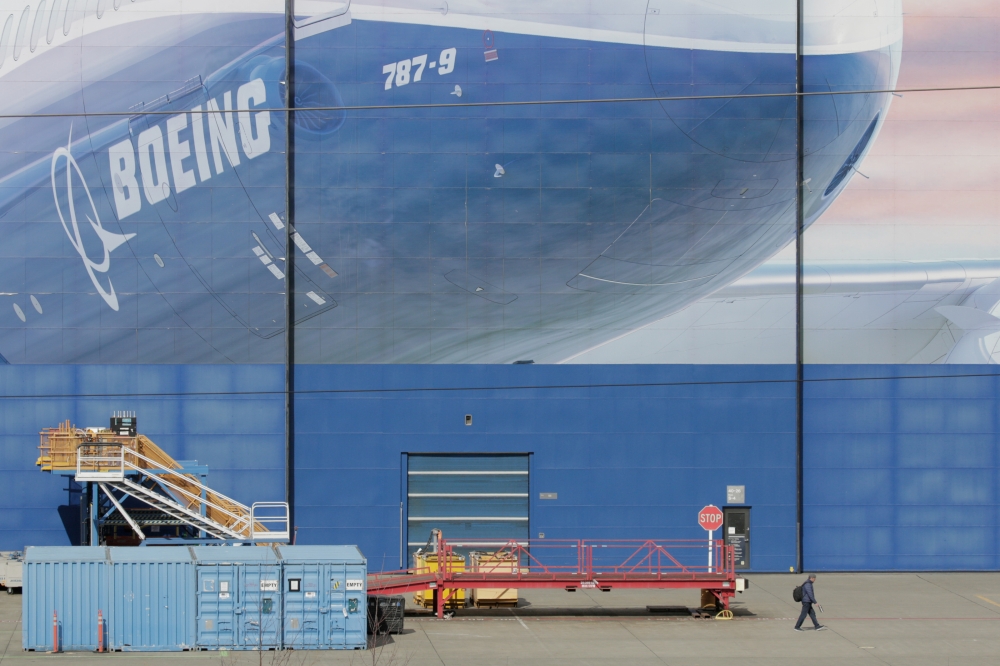 FILE PHOTO: A worker leaves the Boeing Everett Factory, amid the coronavirus disease (COVID-19) outbreak, in Everett, Washington, U.S. March 23, 2020. REUTERS/David Ryder/File Photo