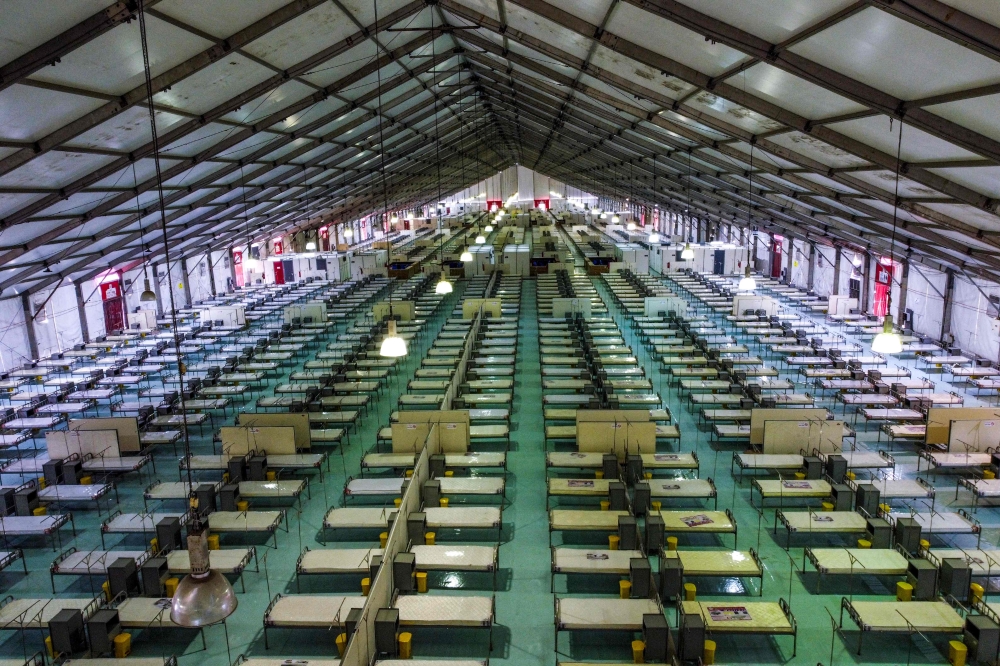 A general view shows a makeshift hospital ward for the treatment of COVID-19 coronavirus contaminated patients at the Bashundhara Convention Centre in Dhaka on May 13, 2020. / AFP / MUNIR UZ ZAMAN