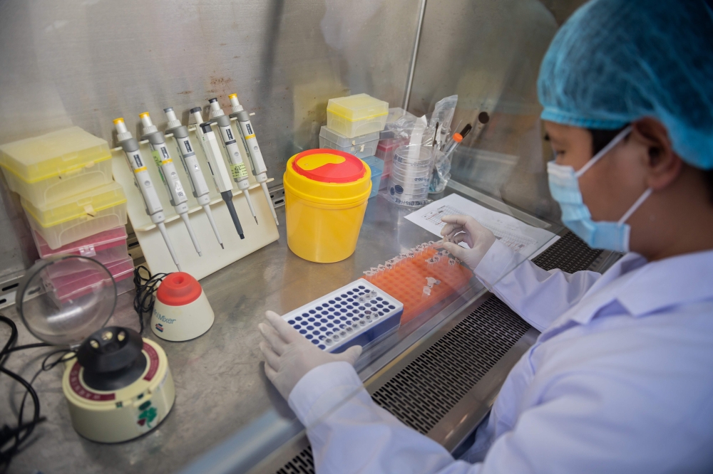 A worker is seen inside the Beijing Applied Biological Technologies (XABT) research and development laboratory in Beijing on May 14, 2020.  AFP / NICOLAS ASFOURI