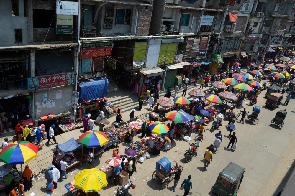 People make their way along a busy street in a market area during a government-imposed lockdown as a preventative measure against the spread of the COVID-19 coronavirus in Dhaka on May 12, 2020. / AFP / Munir Uz Zaman 