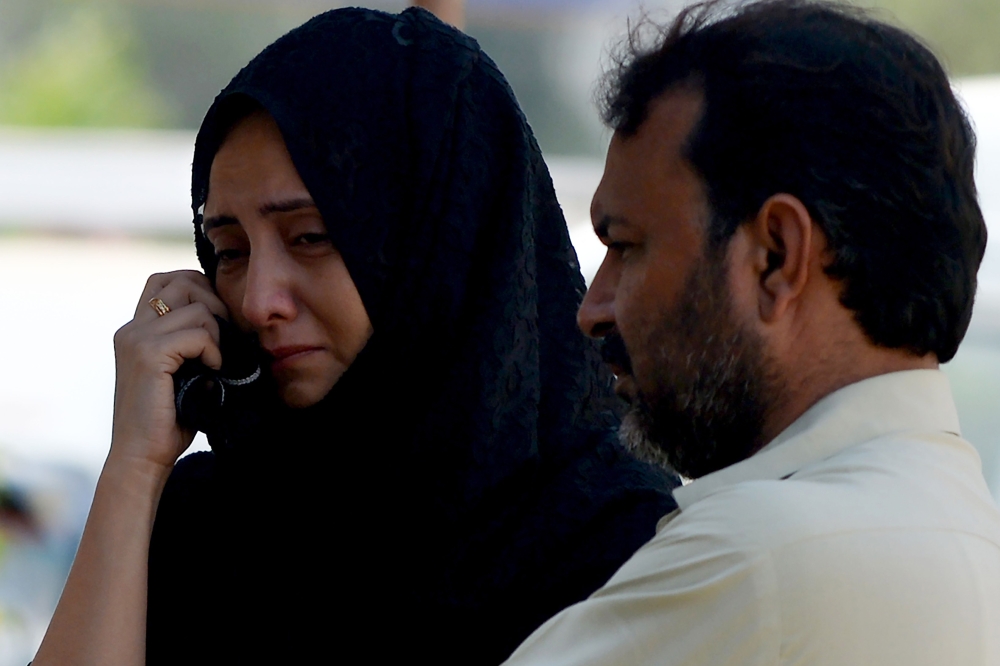 Mourners waits outside the mortuary of Edhi Foundation to receive the body of a victim for a burial a day after a Pakistan International Airlines aircraft crashed in a residential area in Karachi on May 23, 2020.  AFP / Rizwan TABASSUM
