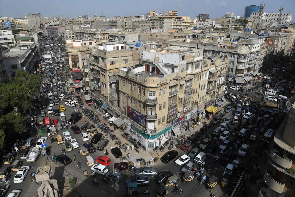 Vehicles are seen during a traffic jam in a commercial neighbourhood after the government eased a nationwide lockdown imposed as a preventive measure against the COVID-19 coronavirus, in Karachi on June 1, 2020. / AFP / Asif HASSAN
