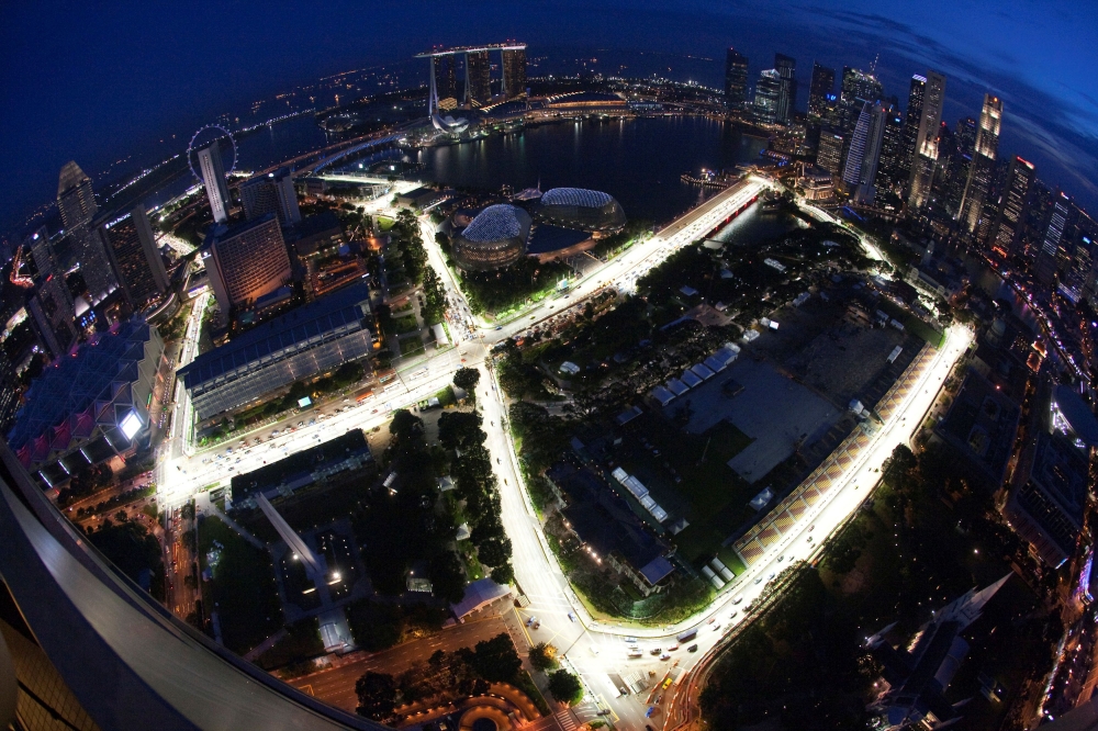 FILE PHOTO: An aerial view shows the illuminated Marina Bay street circuit of the Singapore Formula One Grand Prix at dusk in Singapore September 20, 2010. Picture taken with a fish-eye lens. REUTERS/Edgar Su/File Photo
