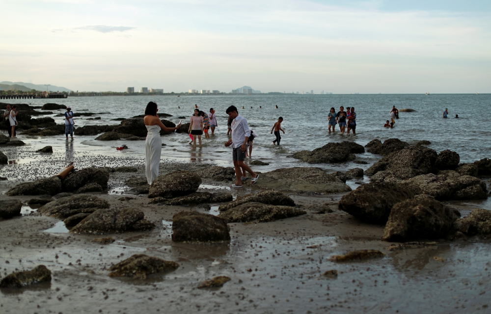 People are seen at a beach after the government eased some protective measures following the coronavirus disease (COVID-19) outbreak, in Hua Hin, Thailand June 13, 2020. REUTERS/Jorge Silva
