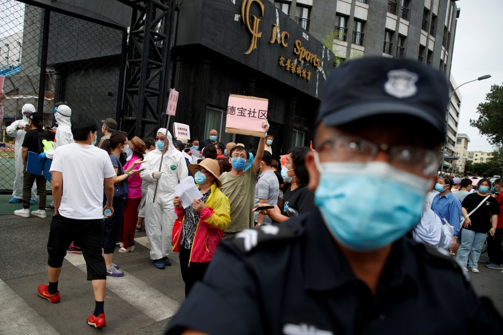 People crowd outside the Guangan Sport Center to get tested after an unexpected spike of cases of the coronavirus disease (COVID-19) in Beijing, China June 15, 2020. REUTERS/Thomas Peter
