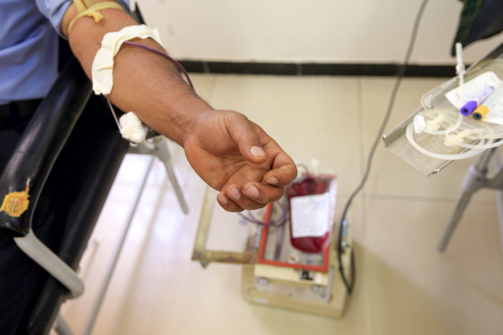 A man donates blood, on the occasion of World Blood Donor Dayon June 14, 2020. / AFP / Mohammed HUWAIS
