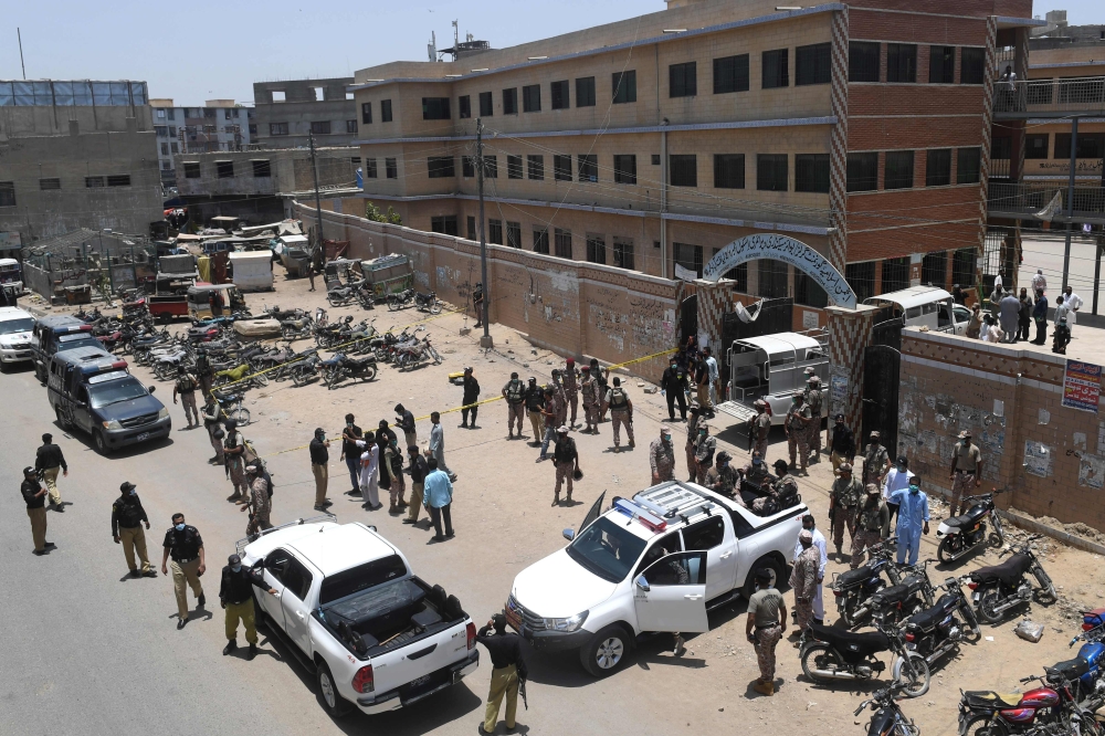 Security personnel cordon-off the site of a blast in the Pakistan's port city of Karachi on June 19, 2020. Two attacks killed at least four people including security personnel in southern Pakistan early on June 19, police said. / AFP / Asif HASSAN
