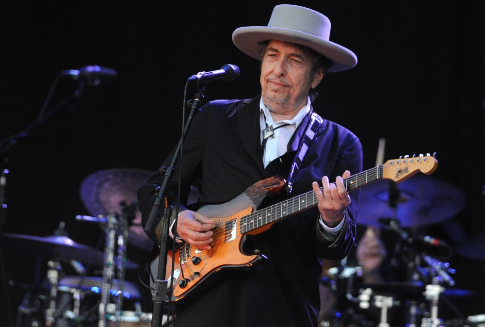  In this file photo taken on July 22, 2012 Bob Dylan performs on stage during the 21st edition of the Vieilles Charrues music festival in Carhaix-Plouguer, western France. AFP / Fred TANNEAU
 