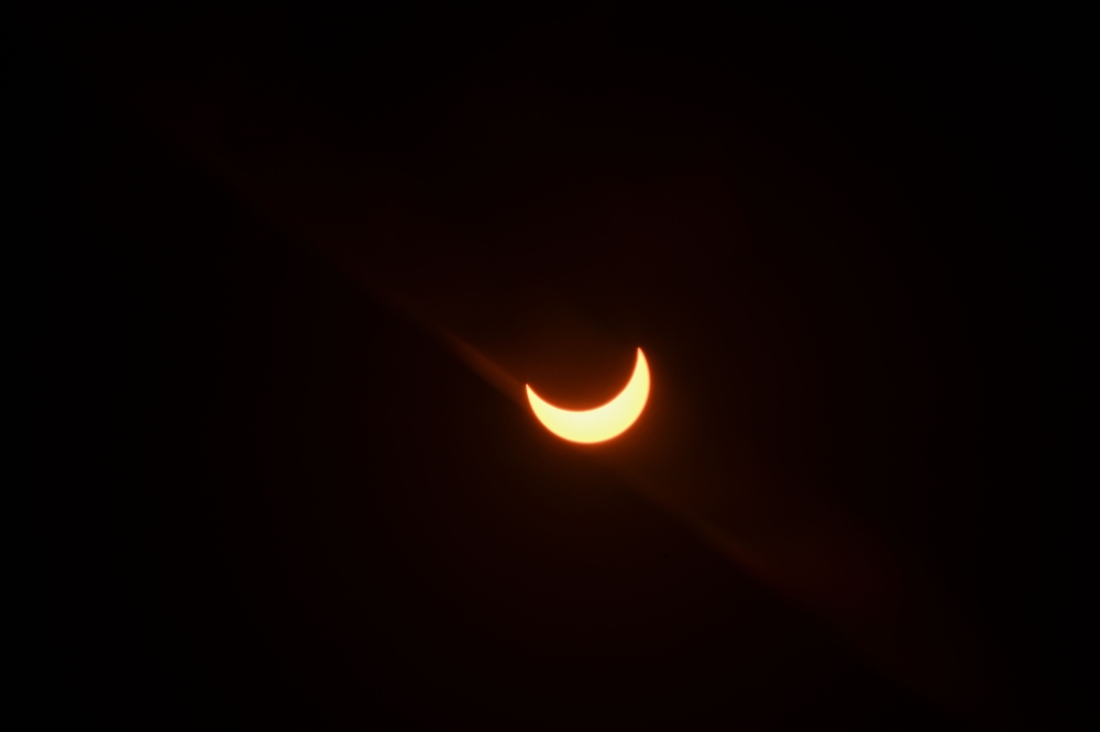 The moon partially covers the sun during an annular solar eclipse as seen from New Delhi on June 21, 2020. / AFP / Jewel Samad
