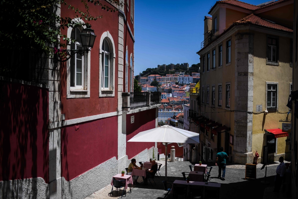 People sit at a terrcae bar at the Escadinhas do Duque in downtown Lisbon on June 23, 2020. AFP / PATRICIA DE MELO MOREIRA