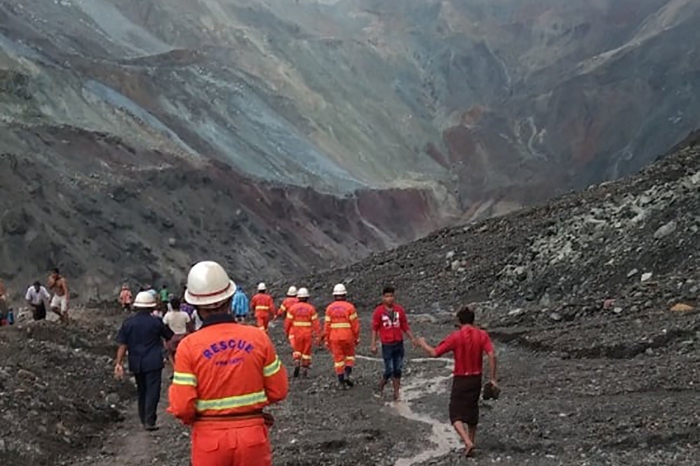 This handout from the Myanmar Fire Services Department taken and released on July 2, 2020 shows rescuers attempting to locate survivors after a landslide at a jade mine in Hpakant, Kachin state. AFP PHOTO / MYANMAR FIRE SERVICES DEPARTMENT 