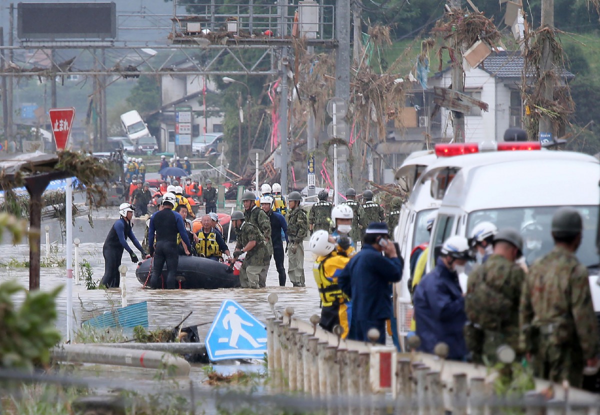 Residents are evacuated from flood-affected area by rubber boats in Kuma village, Kumamoto prefecture, on July 5, 2020. / AFP / JIJI PRESS / STR

