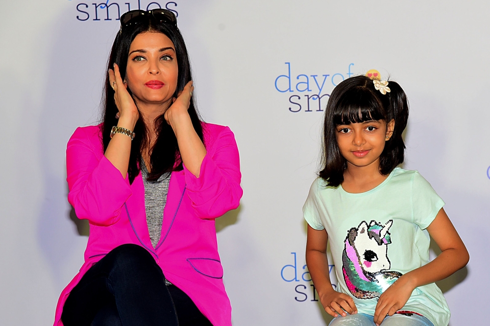 (FILES) In this file photo taken on November 20, 2019 Indian Bollywood actress Aishwarya Rai Bachchan (L) and daughter Aaradhya Bachchan pose during an event with NGO Smile Train India to bring awareness about cleft lip and palate, in Mumbai. AFP / Sujit 
