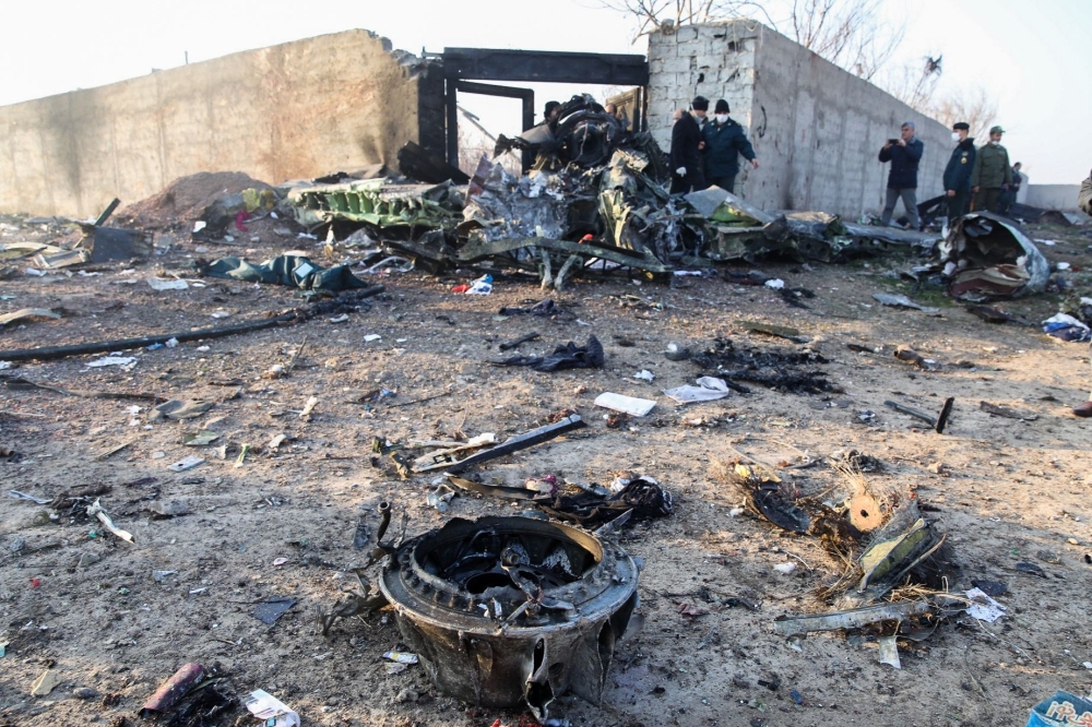  A file photo taken on January 08, 2020 shows people and rescue teams are pictured amid the wreckage after a Ukrainian plane carrying 176 passengers crashed near Imam Khomeini airport in the Iranian capital Tehran early in the morning. AFP / ISNA / ISNA /