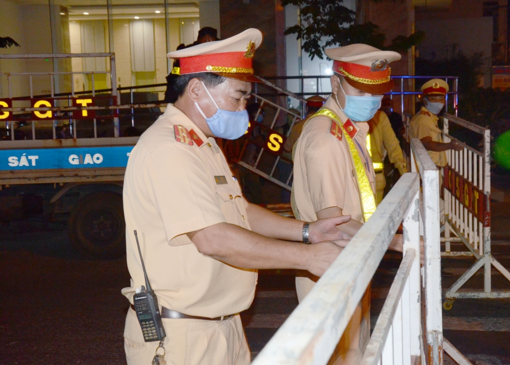 Police officers wearing protective masks set up a barricade on a street in Da Nang city as the city started 15 days quarantine after new cases of the novel coronavirus had been detected in the city, Vietnam early July 28, 2020. Trinh Quoc Dung/VNA via REU