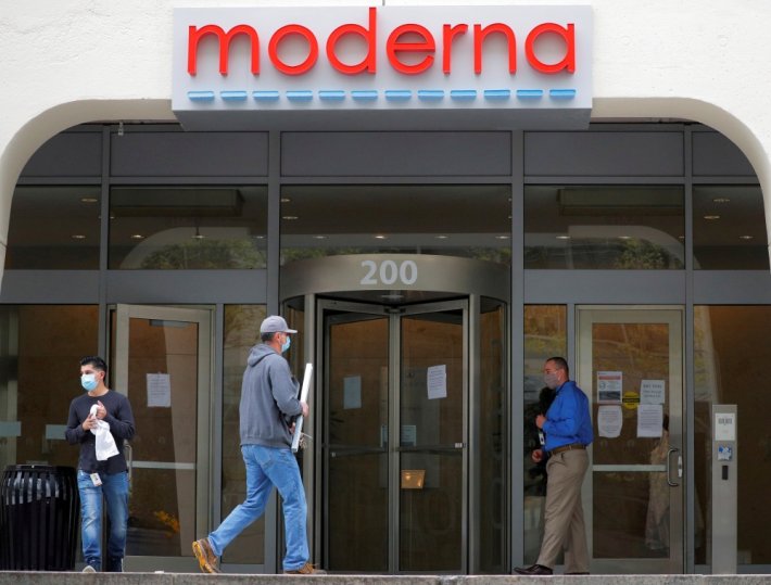 FILE PHOTO: A sign marks the headquarters of Moderna Therapeutics, which is developing a vaccine against the coronavirus disease (COVID-19), in Cambridge, Massachusetts, U.S., May 18, 2020. REUTERS/Brian Snyder/File Photo
