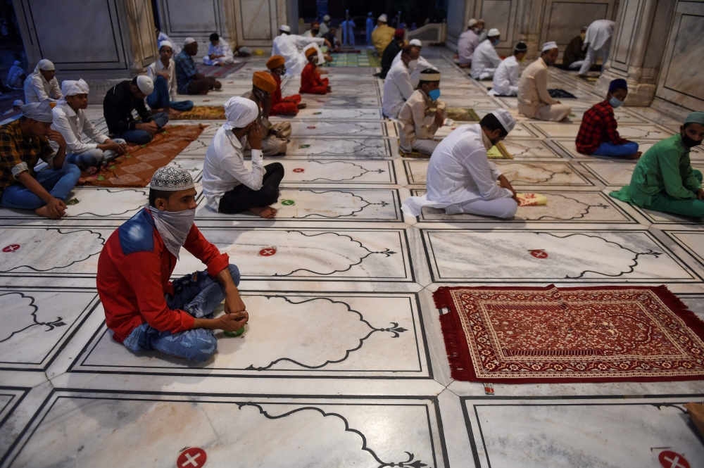 Muslim devotees wait to offer a special morning prayer to kick off the Eid al-Adha, the feast of sacrifice, at Jama Masjid mosque in New Delhi on August 1, 2020. / AFP / Money SHARMA
