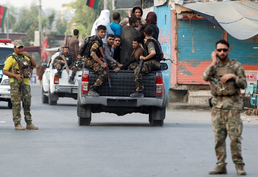 Afghan security forces transport detained prisoners who escaped from a jail after insurgents attacked a jail compound in Jalalabad, Afghanistan, August 3, 2020.REUTERS/Parwiz
 
